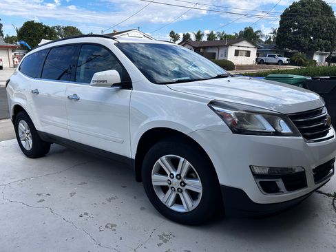 Used 2014 Chevrolet Traverse LT image 2