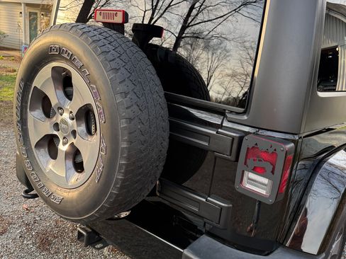 Used 2017 Jeep Wrangler Unlimited Sahara w/ Connectivity Group image 13