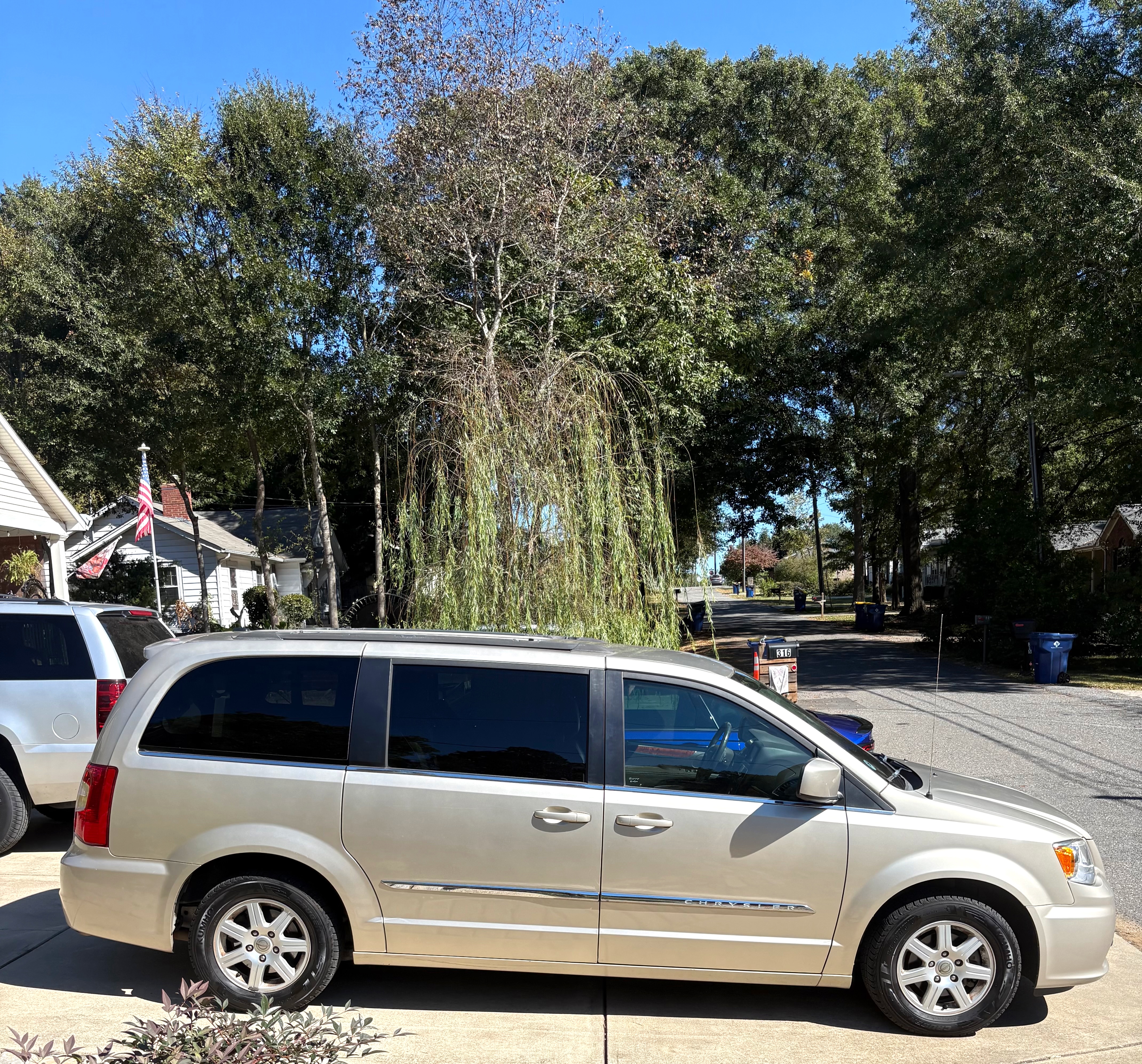 Used 2012 Chrysler Town & Country Touring w/ Entertainment Group #1 FWD image 1