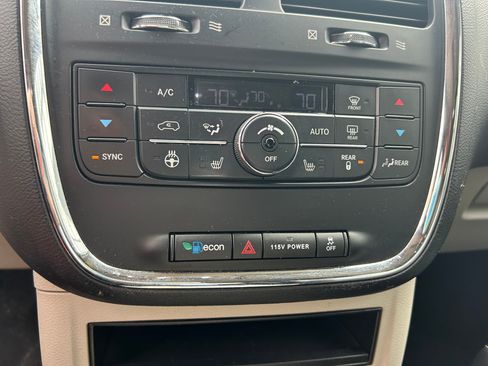 Used 2016 Chrysler Town & Country Touring-L image 26