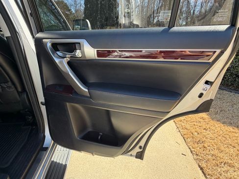 Used 2015 Lexus GX 460 w/ Premium Package image 16