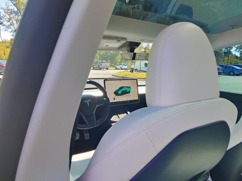 Used 2025 Tesla Model Y Performance image 5