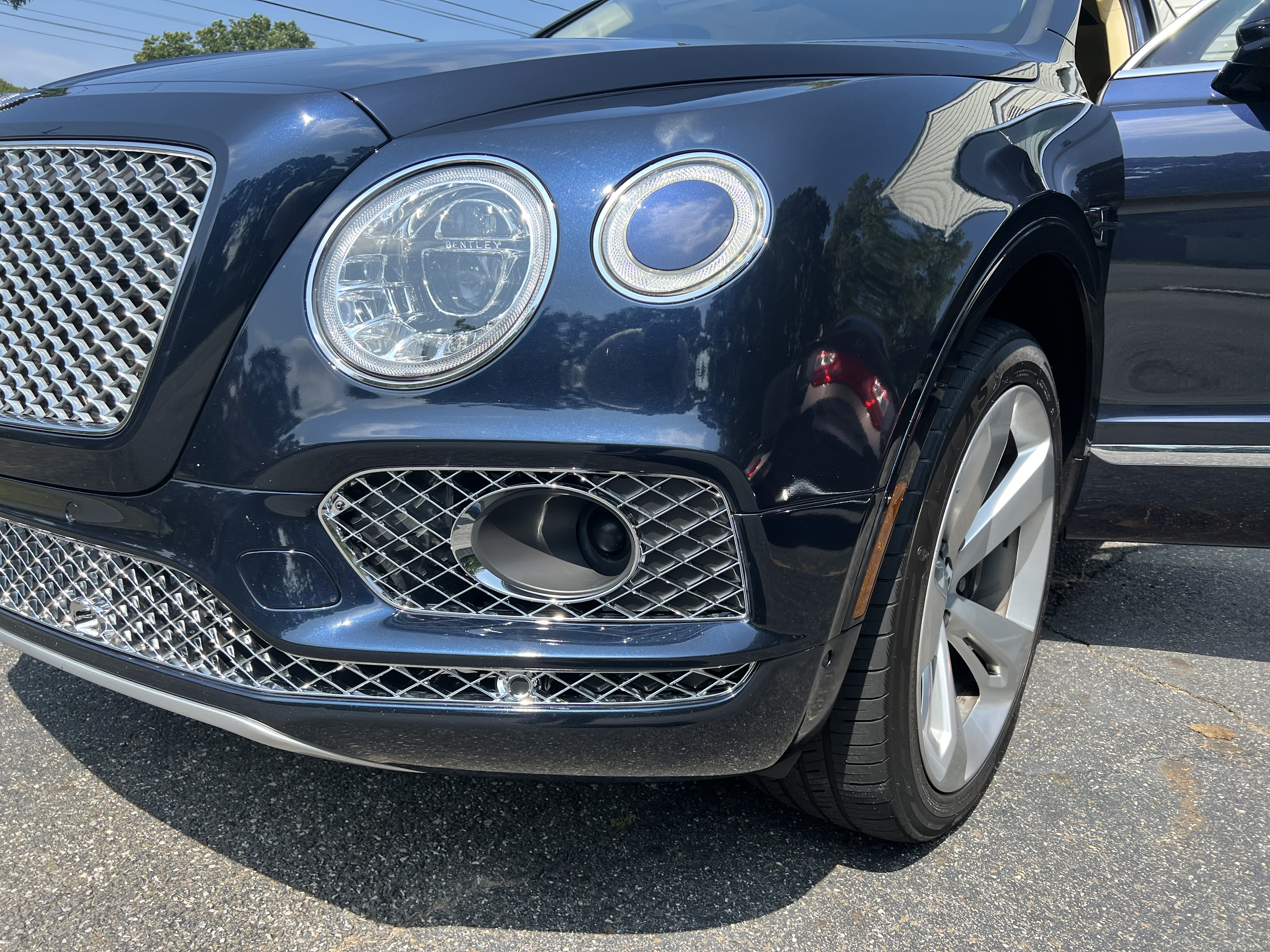 Used 2017 Bentley Bentayga AWD/4WD image 6
