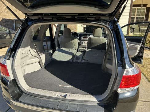 Used 2012 Toyota Highlander FWD w/ Tech Pkg image 2