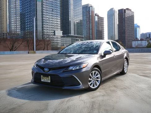 Used 2021 Toyota Camry LE image 1