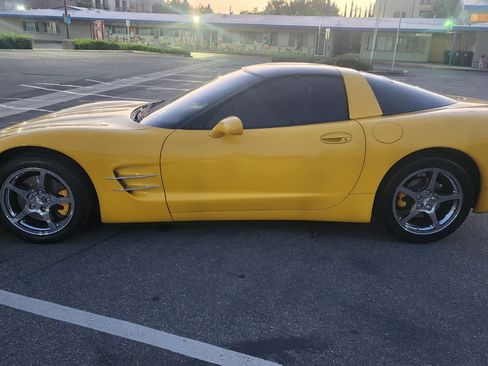 Used 2000 Chevrolet Corvette Coupe w/ Memory Pkg image 10