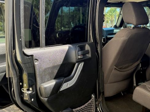 Used 2013 Jeep Wrangler Unlimited Sahara w/ Connectivity Group image 15