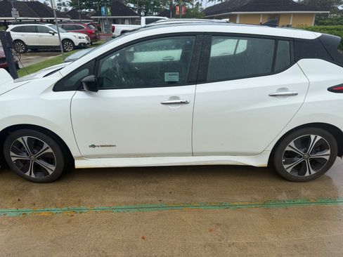 Used 2019 Nissan Leaf SV w/ SV Technology Package image 2