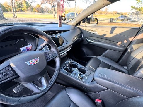 Used 2019 Cadillac XT4 Sport w/ Cold Weather Package FWD image 8