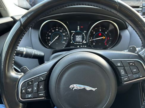 Used 2017 Jaguar XE Premium image 5