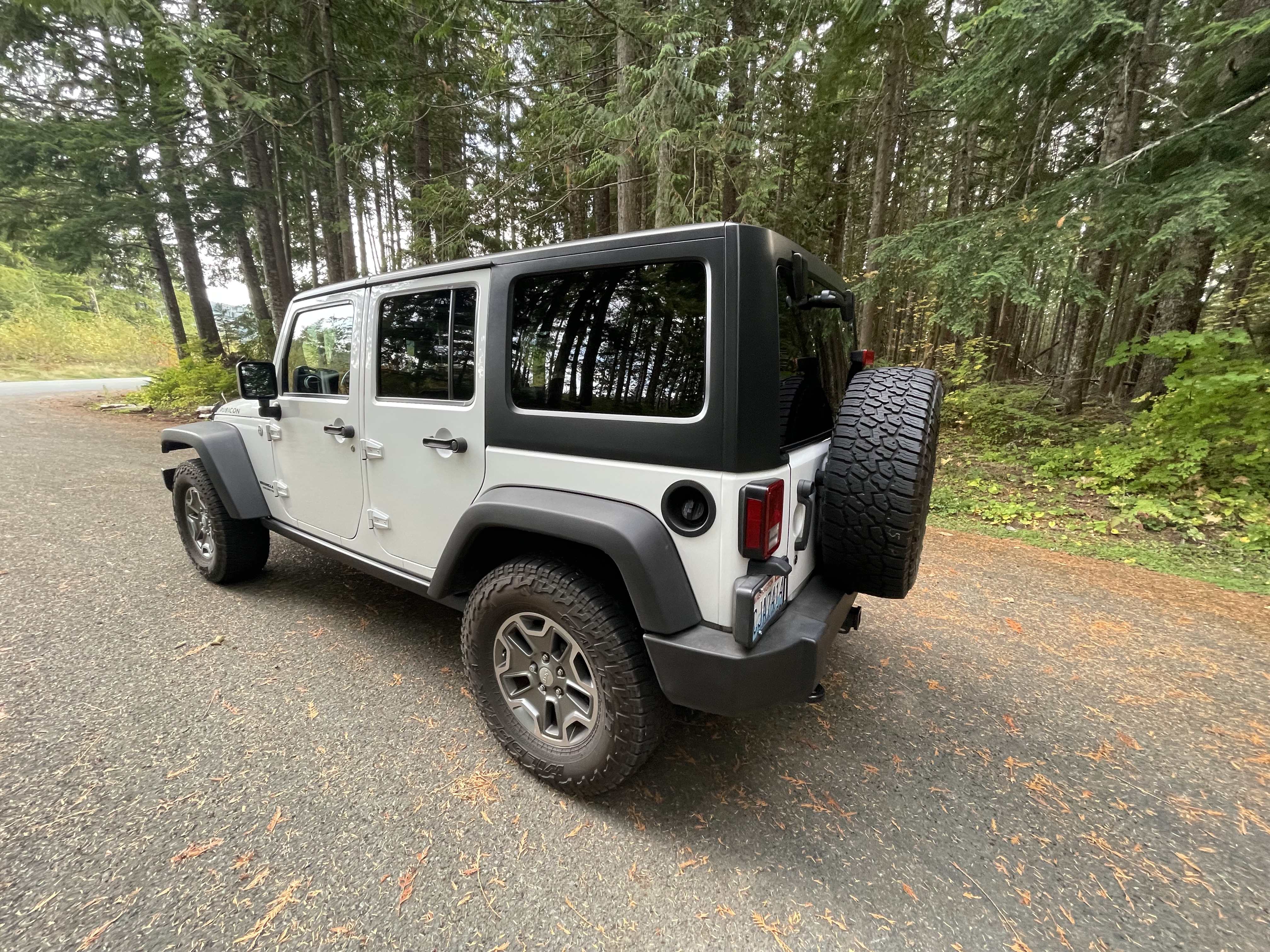 Used 2014 Jeep Wrangler Unlimited Rubicon w/ Connectivity Group AWD/4WD image 4