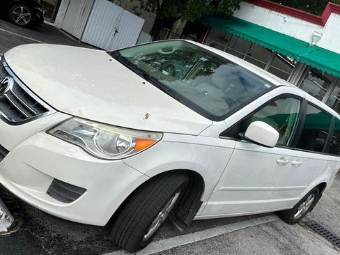Used 2010 Volkswagen Routan SE FWD image 5