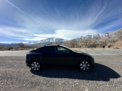 Used 2023 Tesla Model Y Long Range image 1