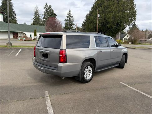 Used 2017 Chevrolet Suburban LT image 5