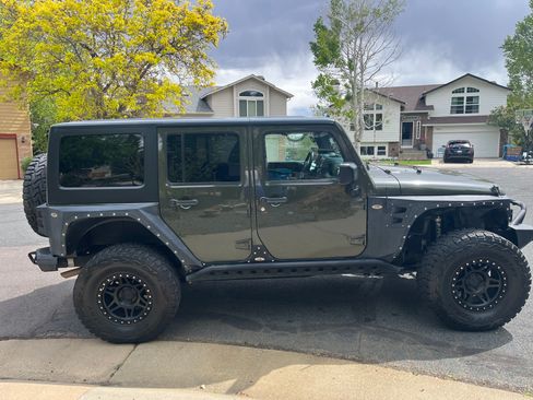 Used 2015 Jeep Wrangler Unlimited Rubicon w/ Connectivity Group AWD/4WD image 12