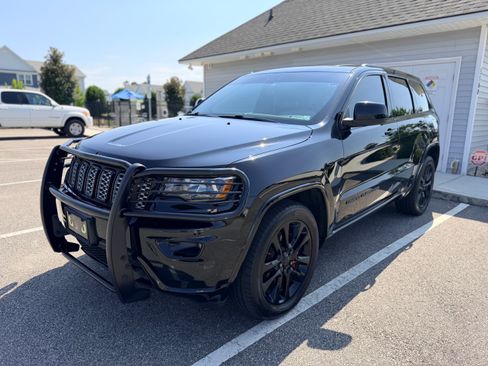 Used 2018 Jeep Grand Cherokee Altitude AWD/4WD image 1