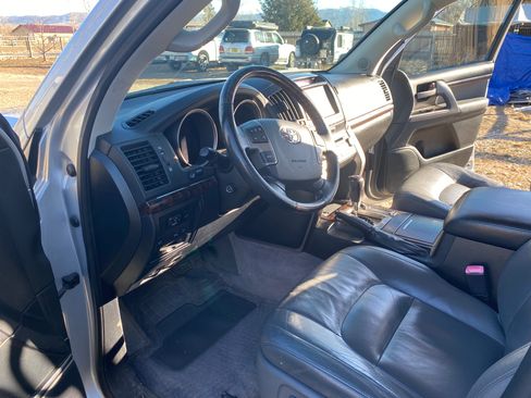 Used 2011 Toyota Land Cruiser w/ Upgrade Pkg image 9