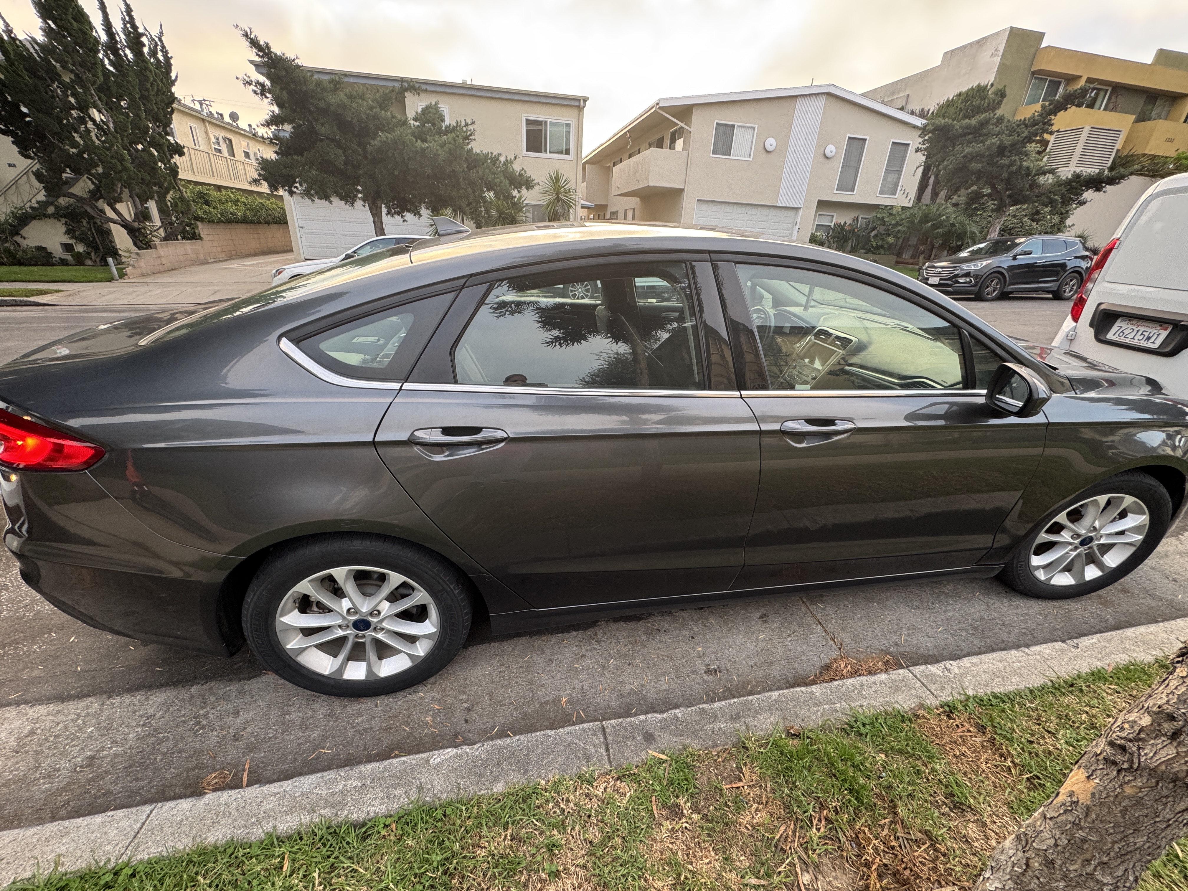 Used 2019 Ford Fusion SE FWD image 6
