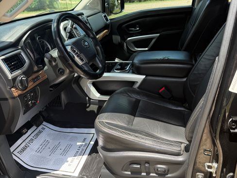 Used 2017 Nissan Titan SL RWD image 8