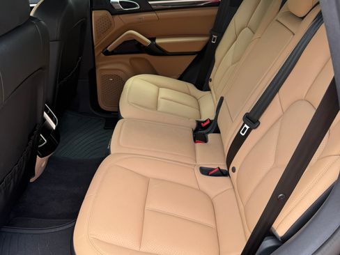 Used 2017 Porsche Cayenne AWD/4WD image 5