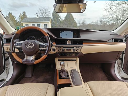 Used 2016 Lexus ES 300h w/ Luxury Package w/Wood Trim FWD image 24