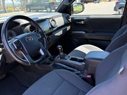 Used 2018 Toyota Tacoma TRD Off-Road AWD/4WD image 9