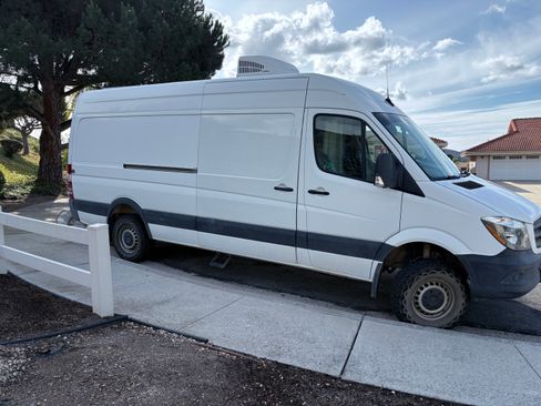 Used 2018 Mercedes-Benz Sprinter 2500 image 2