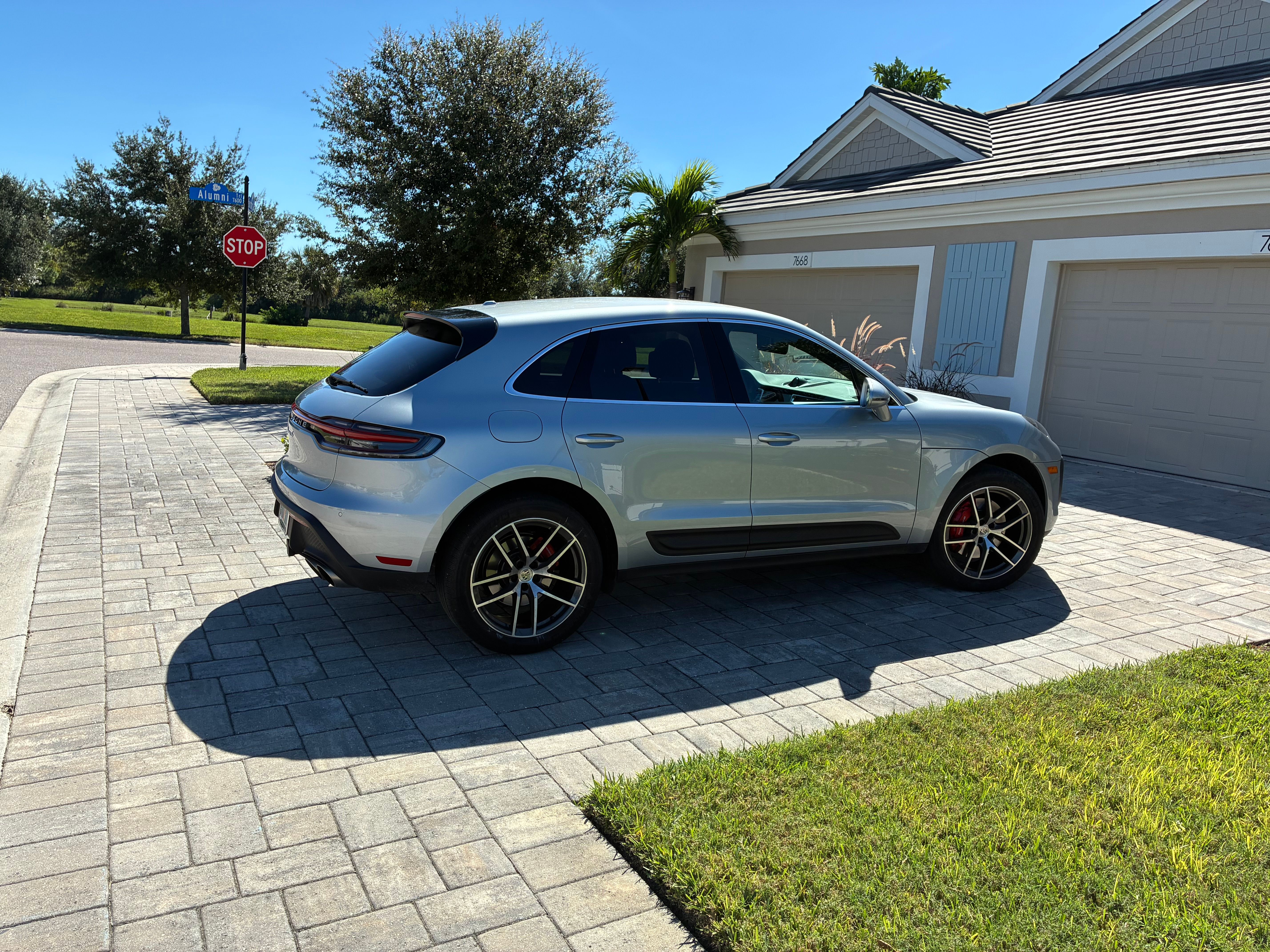 Used 2023 Porsche Macan S AWD/4WD image 2