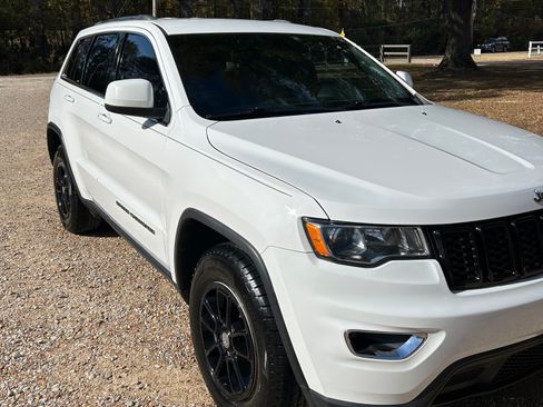 Used 2018 Jeep Grand Cherokee Laredo image 16