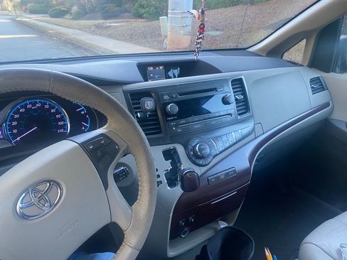 Used 2011 Toyota Sienna XLE image 14