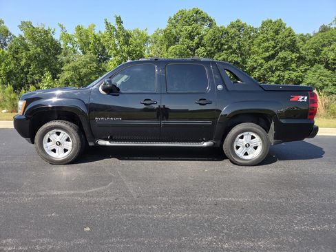 Used 2013 Chevrolet Avalanche LT w/ Suspension Package, Off-Road AWD/4WD image 2