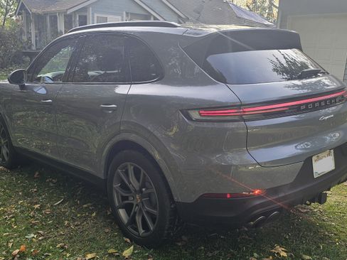 Used 2024 Porsche Cayenne image 6