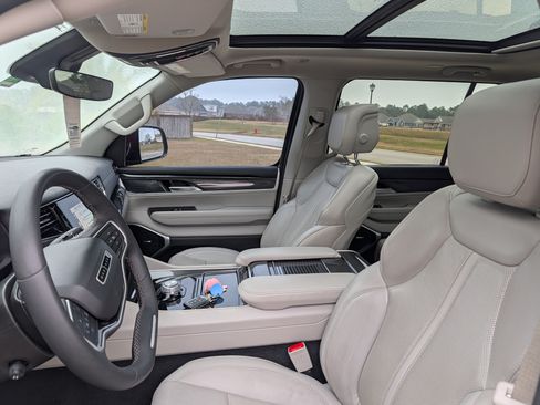 Used 2022 Jeep Wagoneer Series I w/ Premium Group I image 6