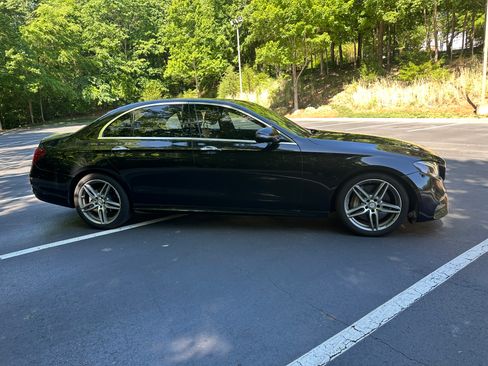 Used 2017 Mercedes-Benz E 300 4MATIC image 4