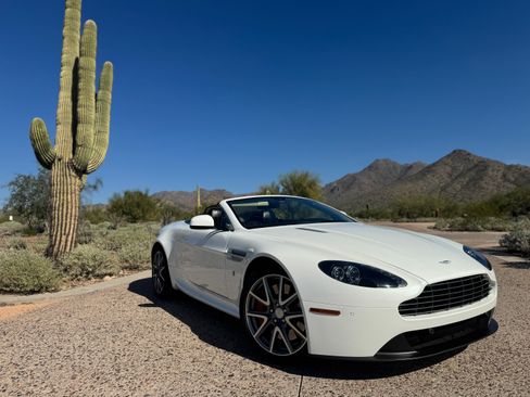 Used 2013 Aston Martin V8 Vantage Roadster image 9