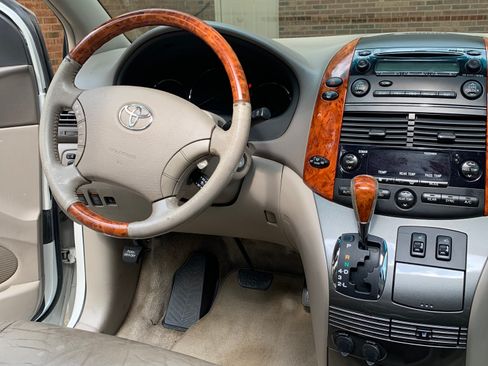Used 2006 Toyota Sienna XLE Limited image 13