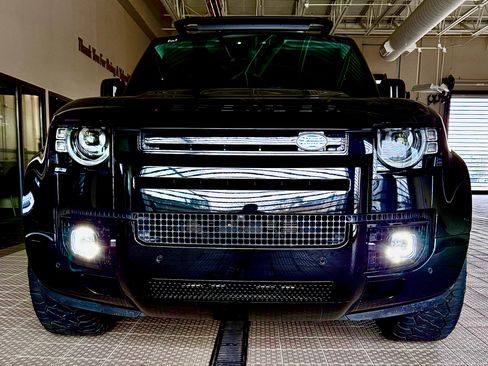 Used 2025 Land Rover Defender 110 X-Dynamic SE image 4