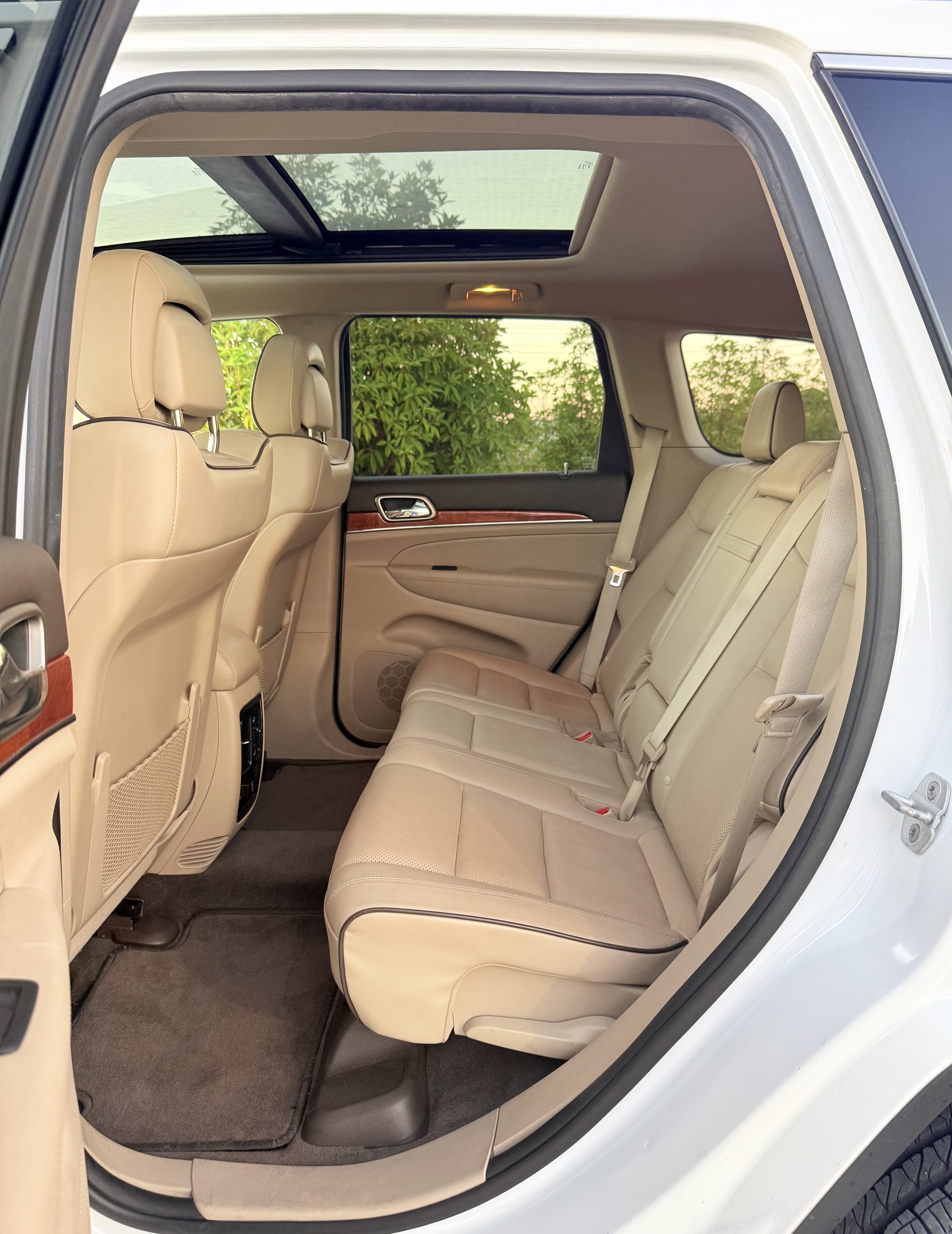 Used 2013 Jeep Grand Cherokee Overland w/ Advance Technology Group RWD image 14