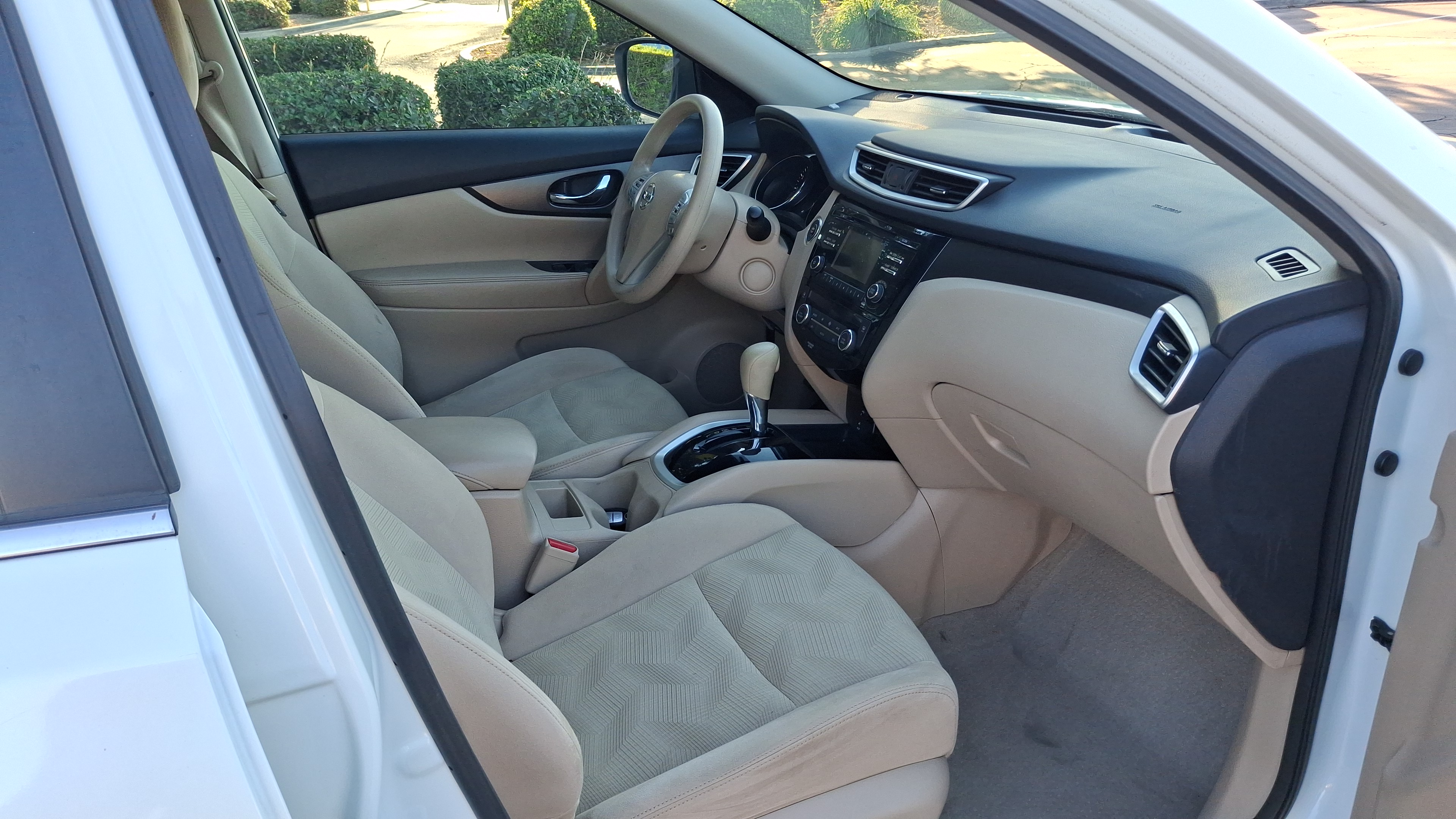 Used 2015 Nissan Rogue SV w/ SV Moonroof Package FWD image 9