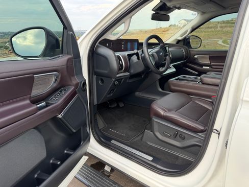 Used 2025 Ford Expedition Max Platinum w/ Platinum Ultimate Package AWD/4WD image 10