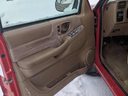 Used 2001 Chevrolet Blazer LS w/ Preferred Equipment Group image 9