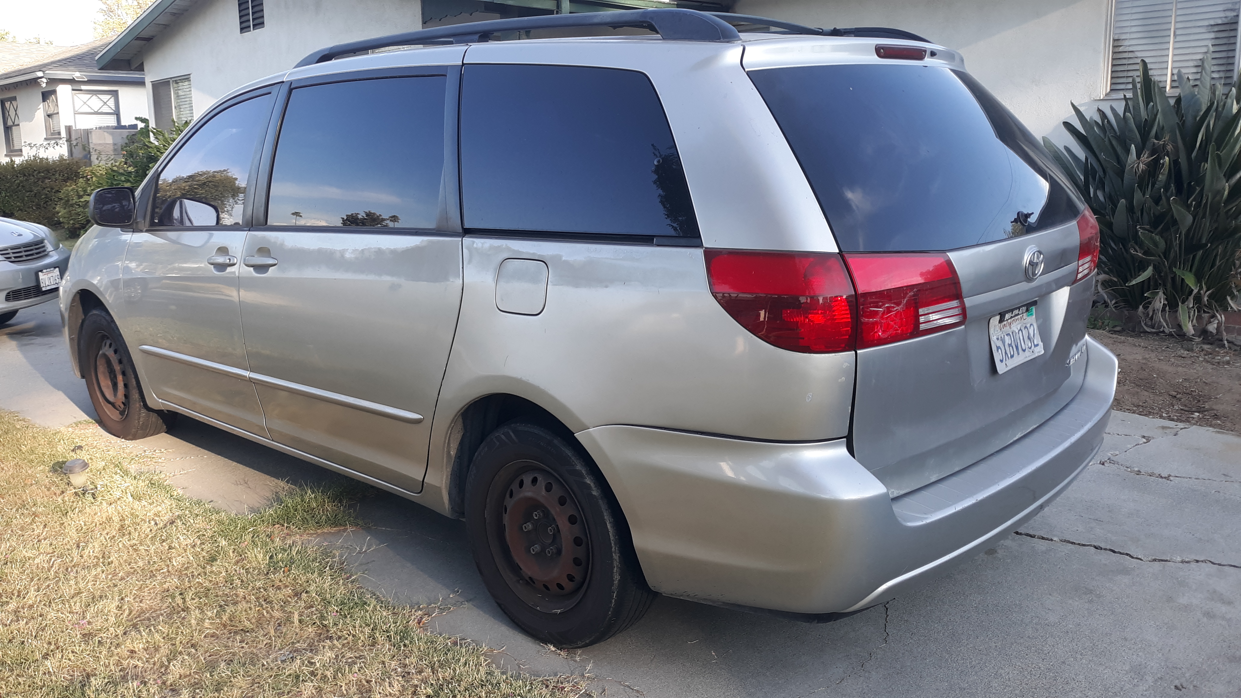 Used 2004 Toyota Sienna LE w/ LE Pkg 1 FWD image 2