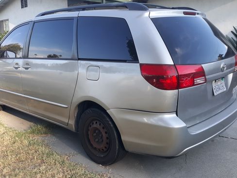 Used 2004 Toyota Sienna LE w/ LE Pkg 1 FWD image 2