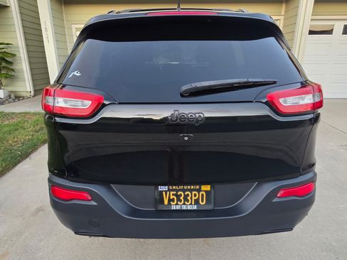 Used 2018 Jeep Cherokee Latitude w/ Altitude Package image 4