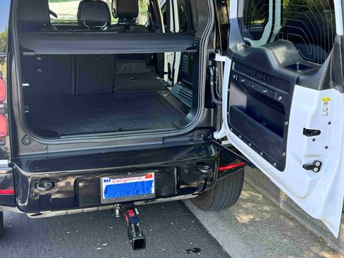 Used 2024 Land Rover Defender 110 X-Dynamic SE image 9