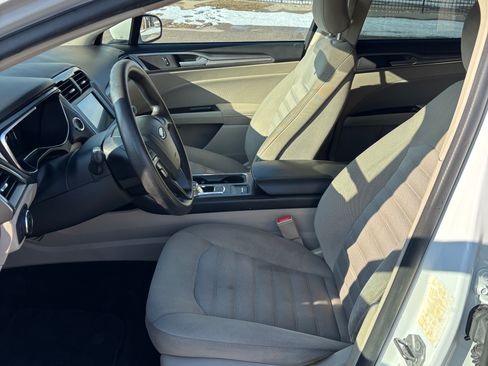 Used 2017 Ford Fusion SE w/ Fusion SE Technology Package image 9