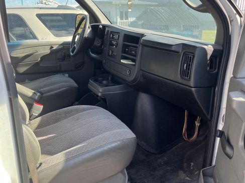 Used 2010 Chevrolet Express 3500 image 9