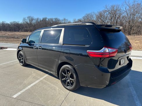 Used 2016 Toyota Sienna XLE image 8