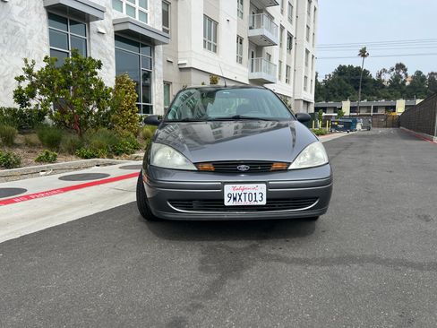 Used 2004 Ford Focus SE image 2