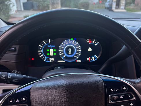 Used 2017 Cadillac Escalade ESV Luxury image 10